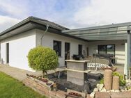 Wohntraum mit Panoramablick: Exklusiver Bungalow mit Pool und PV-Anlage in idyllischer Lage - Wittislingen