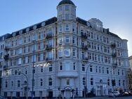 MIT BLICK AUF DIE HISTORISCHE LAEISZHALLE - Hamburg