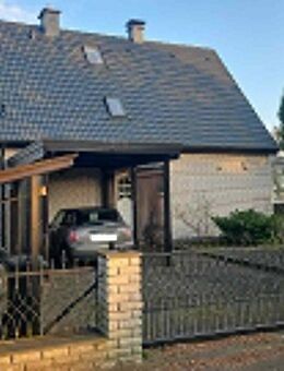 Attraktives, freistehendes Einfamilienhaus mit Keller und 2 Garagen zu verkaufen! - Bielefeld