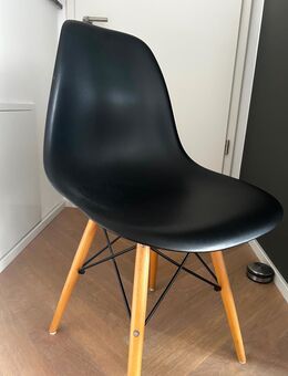 Verkaufe 2 Stühle Kunststoff/Holz - Köln