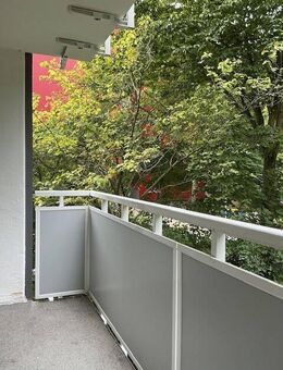2,5-Zimmer-Wohnung mit neuem Laminatboden und Balkon in Birth - Velbert