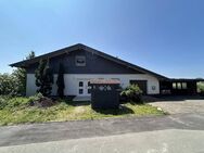 Großes Einfamilienhaus mit Einliegerwohnung in traumhafter Lage und Ausblick in Lichtenfels-Neukirchen - Lichtenfels (Hessen)