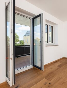 Neubau: Gut geschnittene 3-Zimmer-Wohnung im 1. Obergeschoss mit großzügigen Balkon - Plößberg