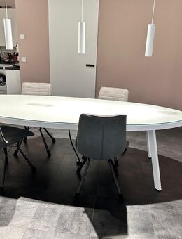 Besprechungstisch mit 4 Doppelsteckdosen und 4 Besprechungsstühle - Oberursel (Taunus)