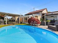 Eleganz trifft Lage: Zweifamilienhaus mit Pool & Panoramablick aufs Schloss - Gernsbach