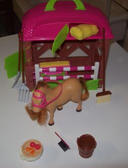Pferd mit Pferdestall - Erwitte