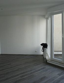 Lichtdurchflutete renovierte 2,5-Zimmer-Wohnung mit Balkon ins Grüne und Stellplatz in Essen-Borbeck - Essen