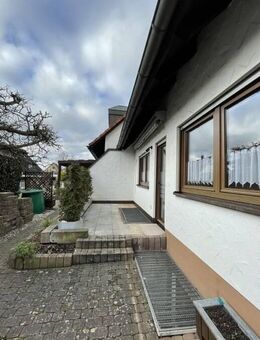 Sehr schöne 2-Zimmer-Wohnung mit Einbauküche und Terrasse - Schwanstetten