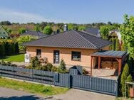 Rollstuhlgerecht! Inkl. Einbauküche, Wärmepumpe, Kamin, Sauna, Deckenspots: Bungalow Bad Saarow - Bad Saarow