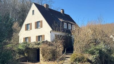 Freistehendes EFH mit großem Garten wartet darauf, wachgeküsst zu werden