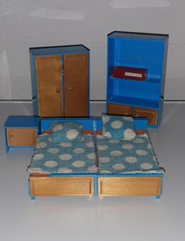 Vero Schlafzimmer Puppenhausmöbel Schrank Bett Radio DDR in heller Holzoptik Set Vintage Puppenmöbel - Nürnberg
