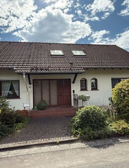 **Gepflegtes Einfamilienwohnhaus in massiver Bauweise mit ELW in Ortsrandlage** - Wächtersbach
