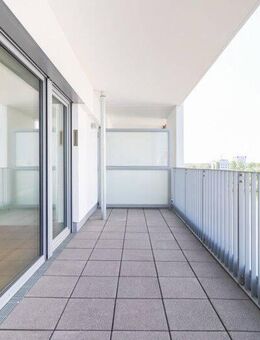 Großzügige Etagenwohnung mit zwei Balkonen, moderner Einbauküche und Tageslichtbad - Frankfurt (Main)