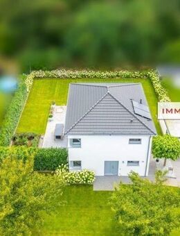 IMMOBERLIN.DE - Sehr attraktives Haus mit Sonnenterrasse, großem Garten & Garage in familiärer Lage - Wustermark