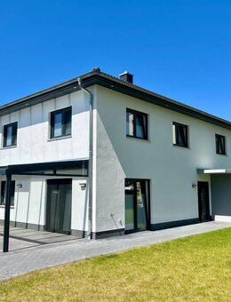 HORN IMMOBILIEN++ Neubrandenburg, große und neuwertige Doppelhaushälfte mit Kamin, EBK, E-Ladestation - Neubrandenburg