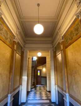 EINE MINUTE ZUM AUGUSTUSPLATZ IM GRÜNDERZEITDENKMAL - SCHÖNE 2½-RAUM-WOHNUNG- BEZUGSFÄHIG IN 2026 - Leipzig