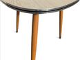 Wunderschöner Nierentisch/Coffetable aus den 50/60er Jahren mit typischer Nierenform und schlanken, konischen Holzbeinen in 65462