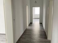 Große 4 Zimmer Wohnung, saniert, inkl. Einbauküche & Balkon im 2. OG zu vermieten. - Wilhelmshaven