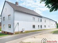 Ländlicher 3-Seiten-Hof zur Sanierung - Wohnhaus, Hofareal, Stallungen und 5.000 m² Wald! - Sugenheim