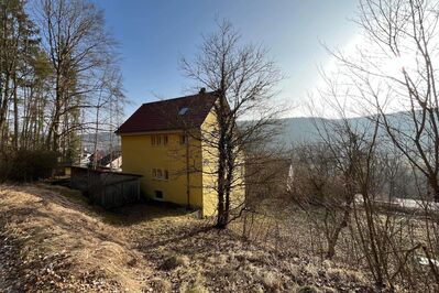 NEUER PREIS - Zweifamilienhaus mit 2 Garagen + großem Grundstück in AUSSICHTSLAGE !