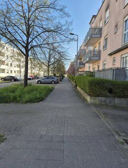Helle 2 Zimmer-Wohnung mit Tiefgaragenstellplatz, Balkon, Kellerabteil und Einbauküche - Karlsruhe