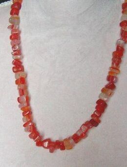 Halskette mit facettierten roten Glassteinchen - Stemmen