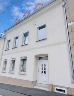 Teilsaniertes Reihenhaus mit Einliegerwohnung – renovierungsbedürftig, aber mit viel Potenzial - Meerane