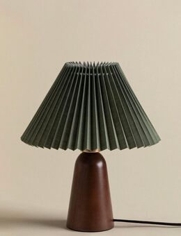 „Olivia Verde“ Tischlampe – Gefalteter Stoffschirm in Olivgrün | Design-Leuchte mit Holzoptik-Sockel - Langenberg
