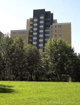 4-Zimmer-Wohnung mit 95 m² Wohnfläche mit Südwestbalkon mit Lift und TG mit unverbaubarem Ausblick auf das Landschaftschutzgebiet - Erlangen