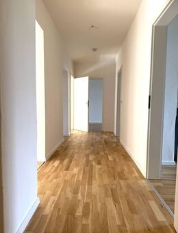 Große Familienwohnung mit EBK, Balkon und zwei Bädern - Chemnitz