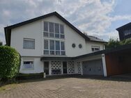 Einfamilien-Wohnhaus mit Einliegerwohnung u. Garagengebäude mit Carport in ruhiger Lage von Detmold-OT Heiligenkirchen-Schling - Detmold