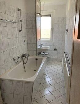 renovierte 3- Zimmer- DG- Wohnung mit Balkon - Limbach-Oberfrohna