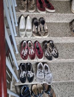 NUR HEUTE Getragene alte Schuhe - Köln