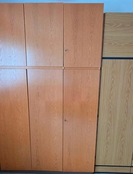 Weiterer Kleiderschrank nach Hausauflösung zu verkaufen - Duisburg