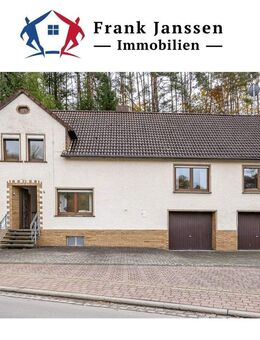 Freistehendes Einfamilienhaus mit zwei Wohneinheiten & zwei Garagen in Niederehe - Üxheim