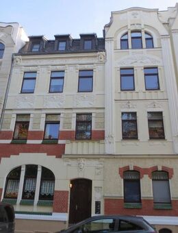 Objekt-Nr.: 9421 - Schöne vermietete 3-Zimmer-ETW mit Wanne und Balkon in Denkmalschutzobjekt in Plauen - Plauen