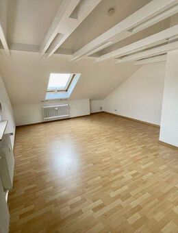 Schöne, helle Dachwohnung mit EBK in Estenfeld! - Estenfeld