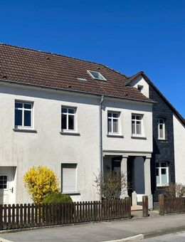 Charmantes Familiendomizil: Einfamilienhaus mit Einliegerwohnung und Gartenidylle - Neuenrade