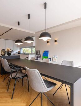 Luxus pur: Modernes Wohnhaus mit Einliegerwohnung für anspruchsvolle Bewohner - Waldbronn