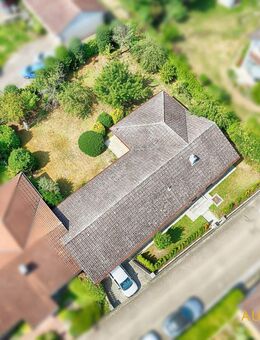 Sofort verfügbarer, gepflegter Bungalow mit Einzelgarage, auf großzügigem Grundstück, zentrale Lage - Neustadt (Donau)