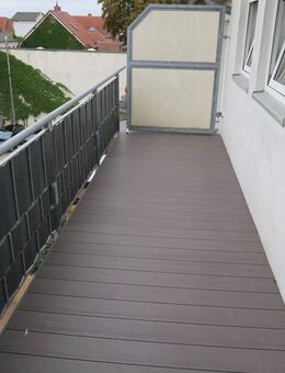 Dachgeschoß mit sonnigem Balkon - neuer Einbauküche - zentral - mit PKW-Stellplatz - Oschersleben (Bode)