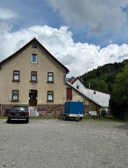 Attraktive Kapitalanlage mit großem Parkplatz und solider Rendite - Steinbach-Hallenberg
