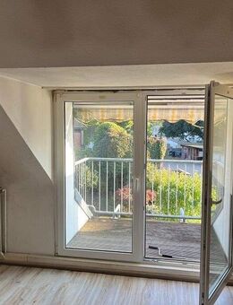 Praktische Dachgeschoßwohnung 75 m² mit kleinem Balkon zentral gelegen - Haustiere kein Problem !! - - Hamm