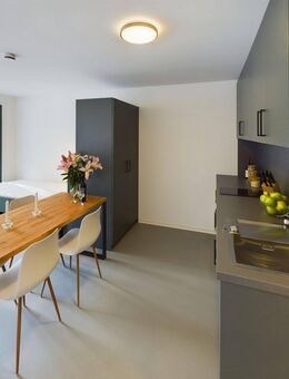 Möbliertes + helles Apartment mit Balkon - zentral gelegen | in der Marilyn Oldenburg | Suite - Oldenburg