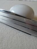 Flaches Edel-Stahl Taschenmesser mit Leder-Etui. Klassisch handliches Universal Messer. 1 x grosse Klinge, 1 x kleine Klinge. Schönes Oberflächenmuster /-Gravur. Nicht gebraucht. Praktisches Universal-Messer. in 32545