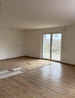 Neubau 3 Zimmer EG Wohnung mit Garten, Keller und 2 Tiefgarageplätze - Schmiechen