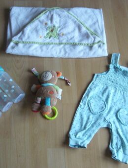 Strampelhose - Spieluhr - Badetuch - Fläschchen - Größe 56 - Halbemond