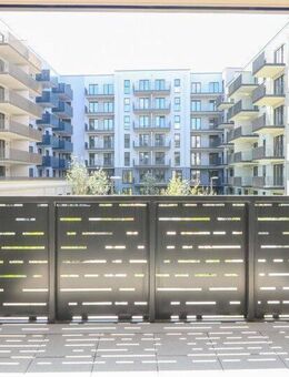 Lichtdurchflutete Etagenwohnung mit sonnigem Balkon, moderner Einbauküche und Wohlfühlbad - Frankfurt (Main)