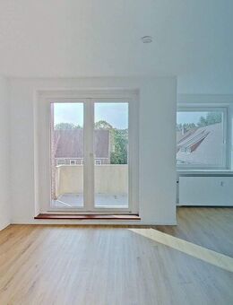 **Renovierte 3-Zimmer-Wohnung mit BALKON und viel Lichteinfall** - Leer (Ostfriesland)