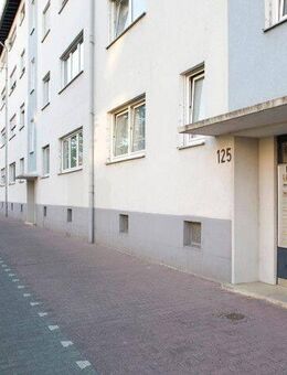 Sanierte 4 Zimmerwohnung mit Balkon - Frankfurt (Main)